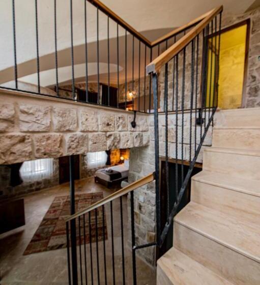 هتل Cappadocia Hobbit House