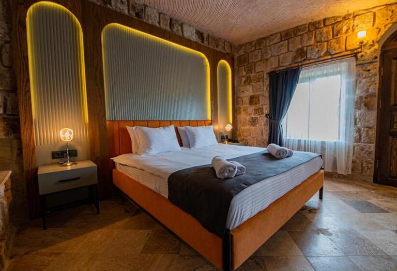 هتل Cappadocia Hobbit House