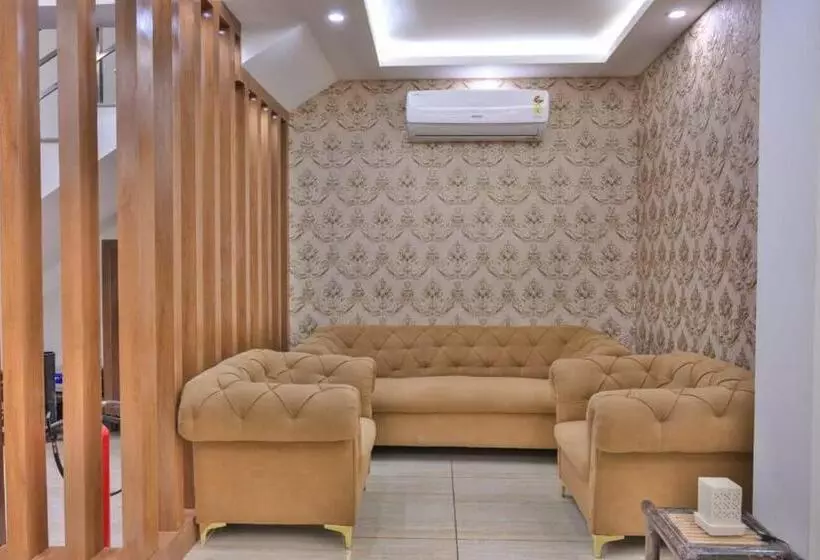 Hotelli Treebo Royal Park   7 Km From Dal Lake
