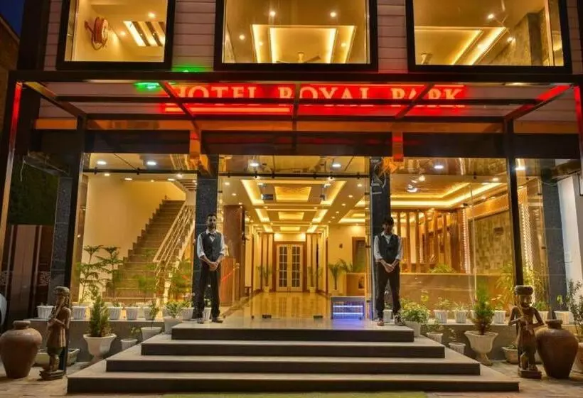 Hotelli Treebo Royal Park   7 Km From Dal Lake