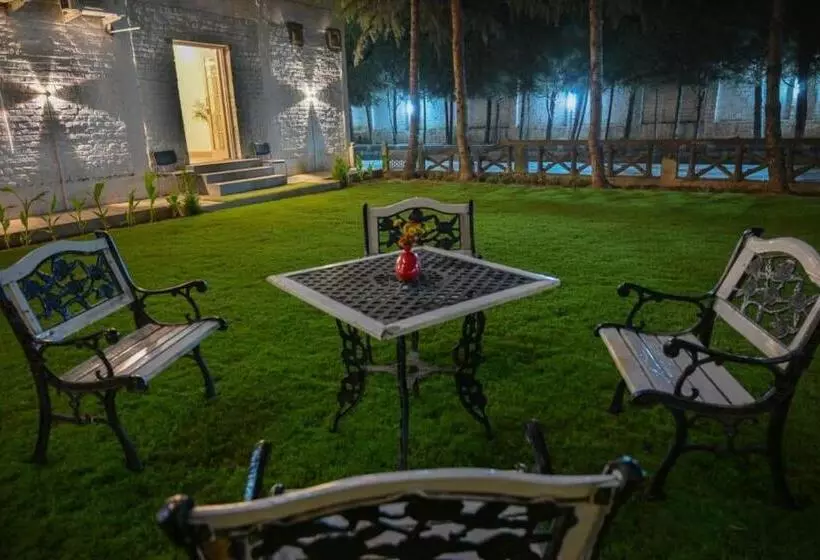 Hotelli Treebo Royal Park   7 Km From Dal Lake