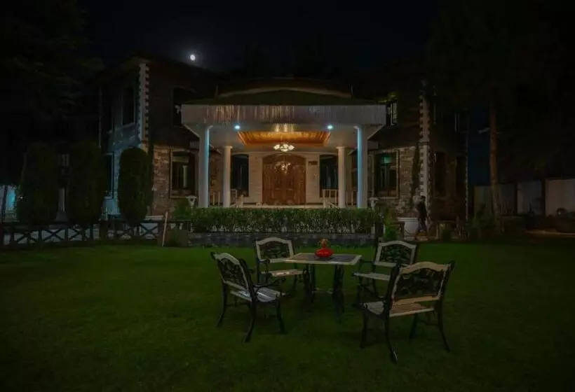 Hotelli Treebo Royal Park   7 Km From Dal Lake