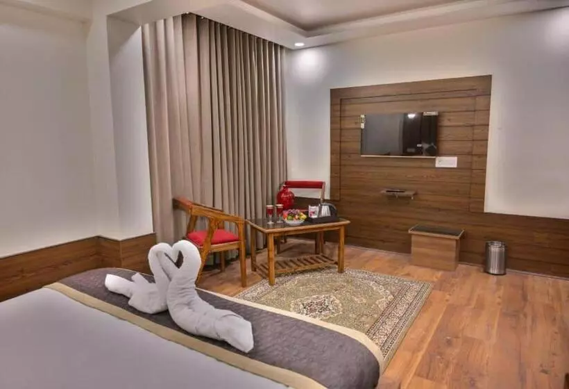 Hotelli Treebo Royal Park   7 Km From Dal Lake