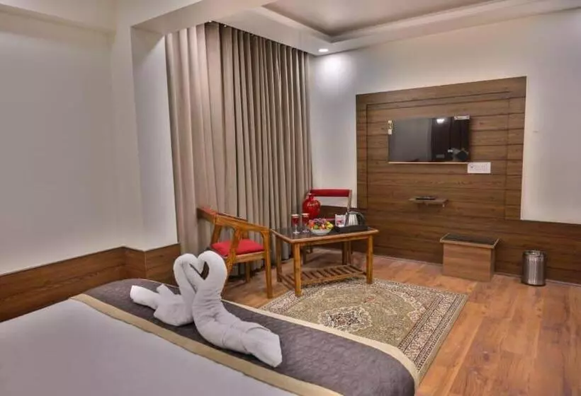 Hotelli Treebo Royal Park   7 Km From Dal Lake