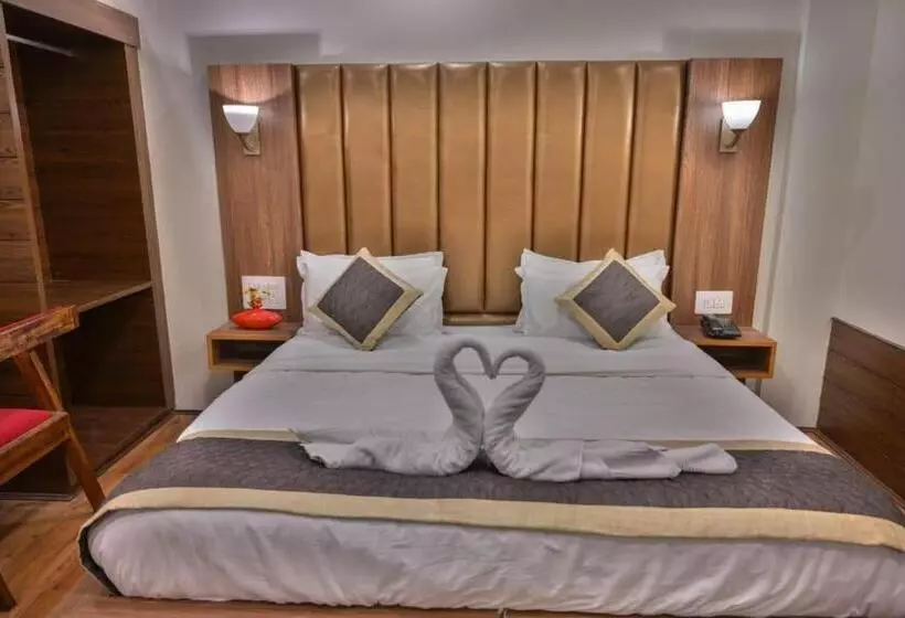 Hotelli Treebo Royal Park   7 Km From Dal Lake