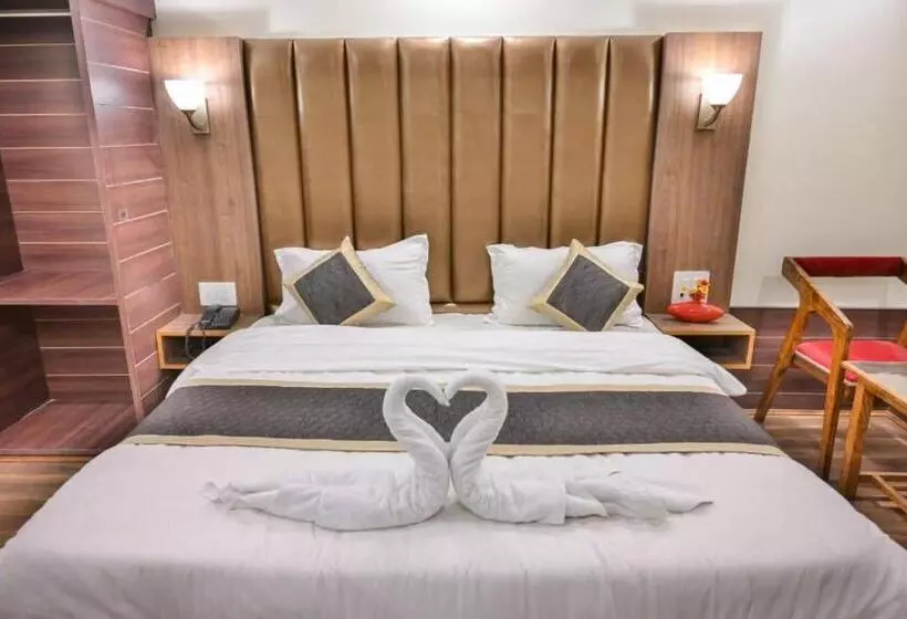 Hotelli Treebo Royal Park   7 Km From Dal Lake