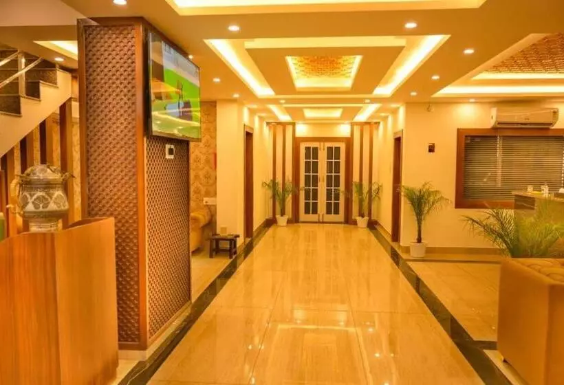 Hotelli Treebo Royal Park   7 Km From Dal Lake