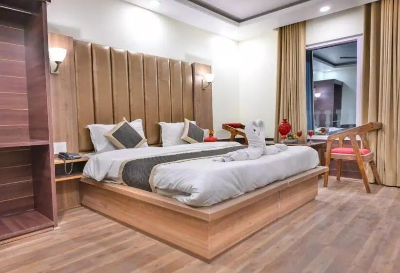 Hotelli Treebo Royal Park   7 Km From Dal Lake