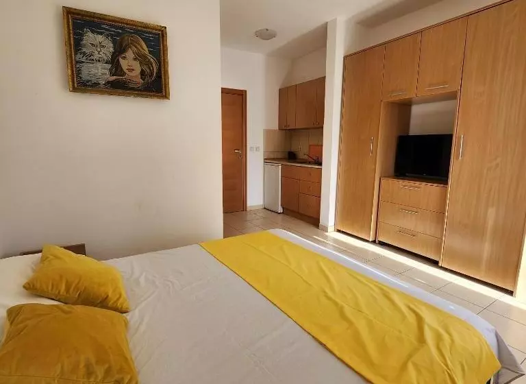 پانسیون Bela Kuća Studio Apartments Na Korak Do Mora A Step To The Sea