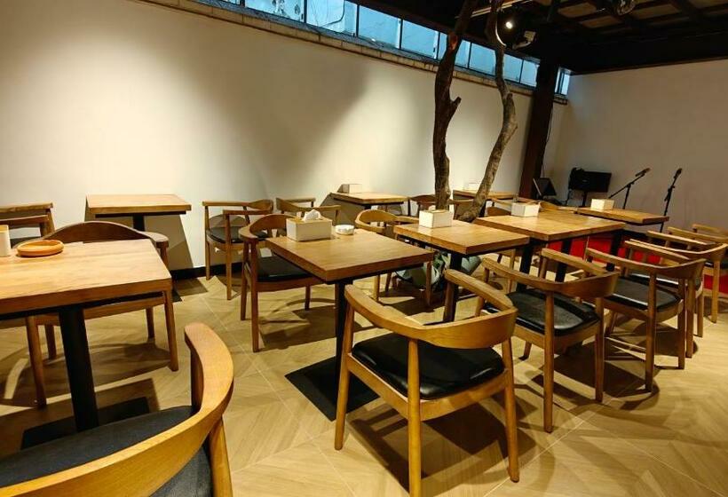 Slow Tune Space Youth Hostel