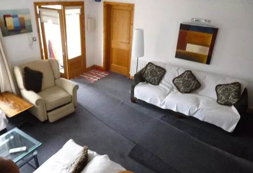 ベッドアンドブレックファースト Acton Lodge Guesthouse