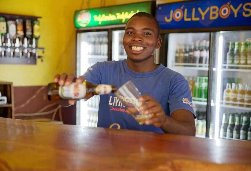 هاستل Jollyboys Backpackers