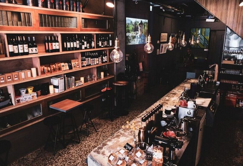 تختخواب و صبحانه Island House