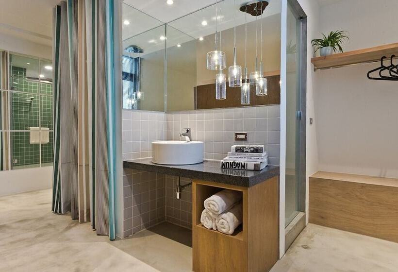 تختخواب و صبحانه Island House