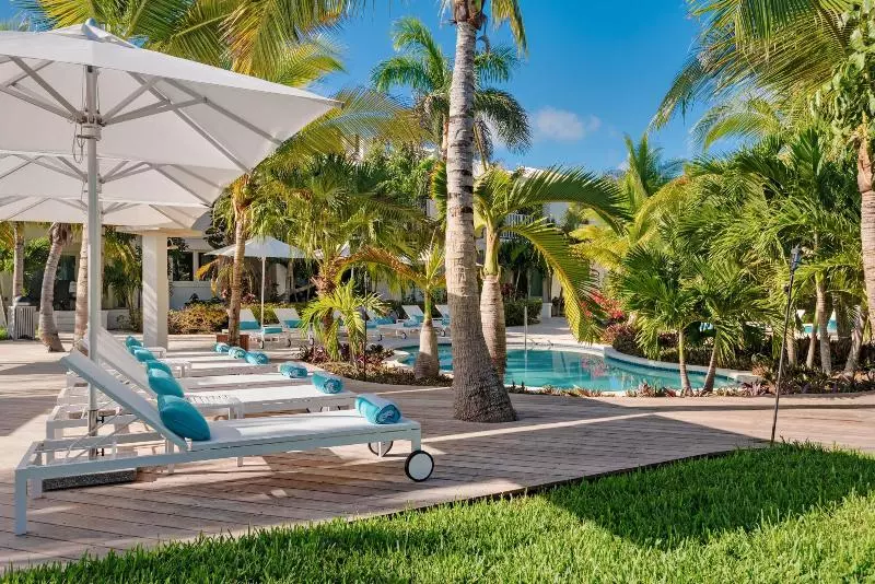 هتل The Oasis At Grace Bay