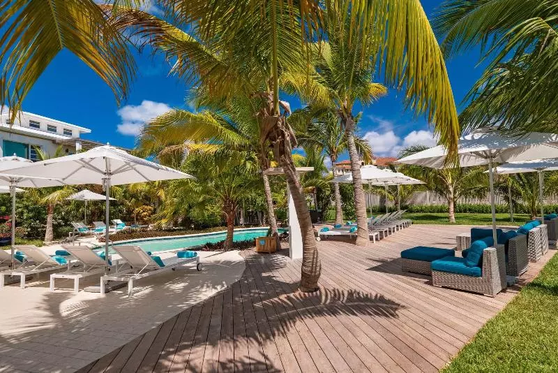 هتل The Oasis At Grace Bay