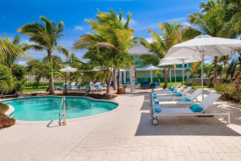 هتل The Oasis At Grace Bay