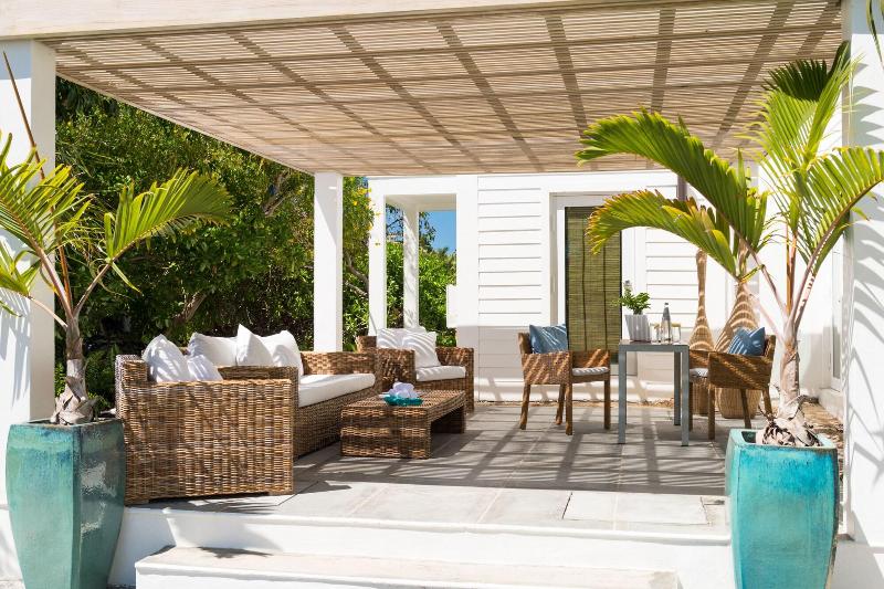 هتل The Oasis At Grace Bay