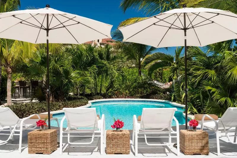 هتل The Oasis At Grace Bay