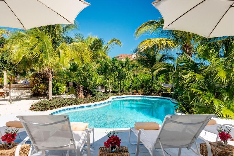 هتل The Oasis At Grace Bay