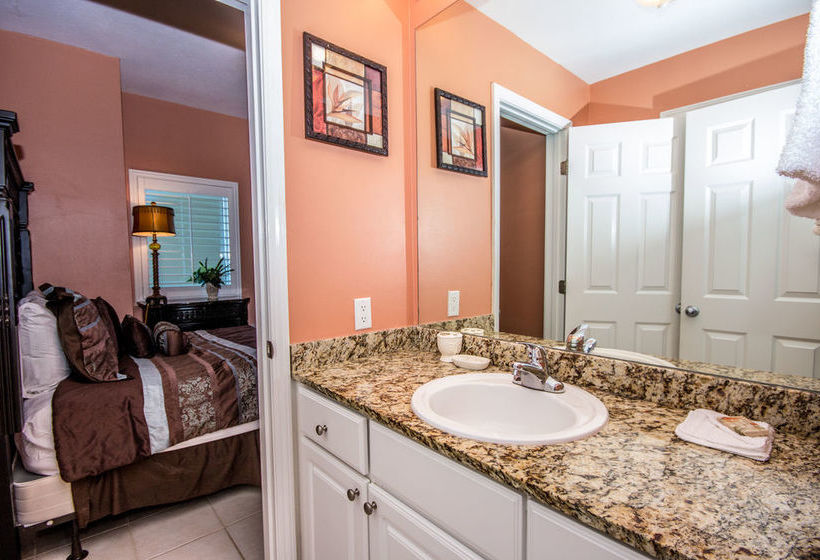 Lighthouse Condos By Hosteeva