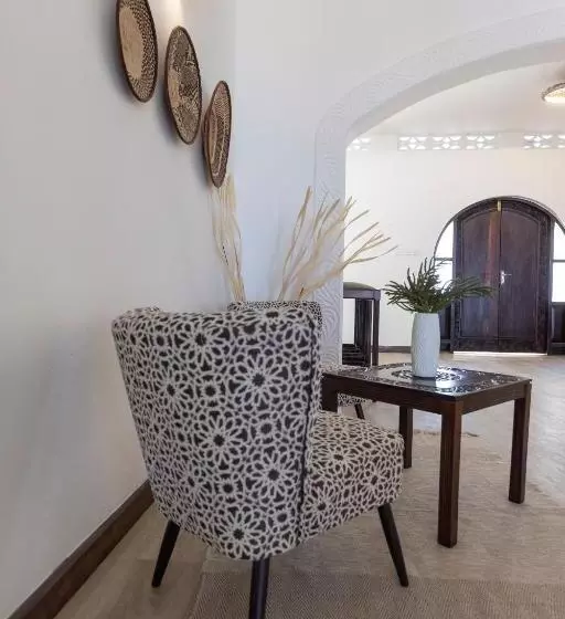 هتل Coconut Beach Boutique   Apasio Lodges
