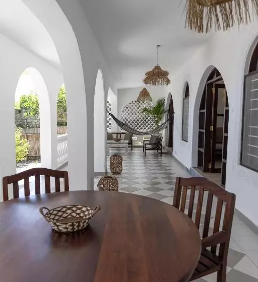 هتل Coconut Beach Boutique   Apasio Lodges