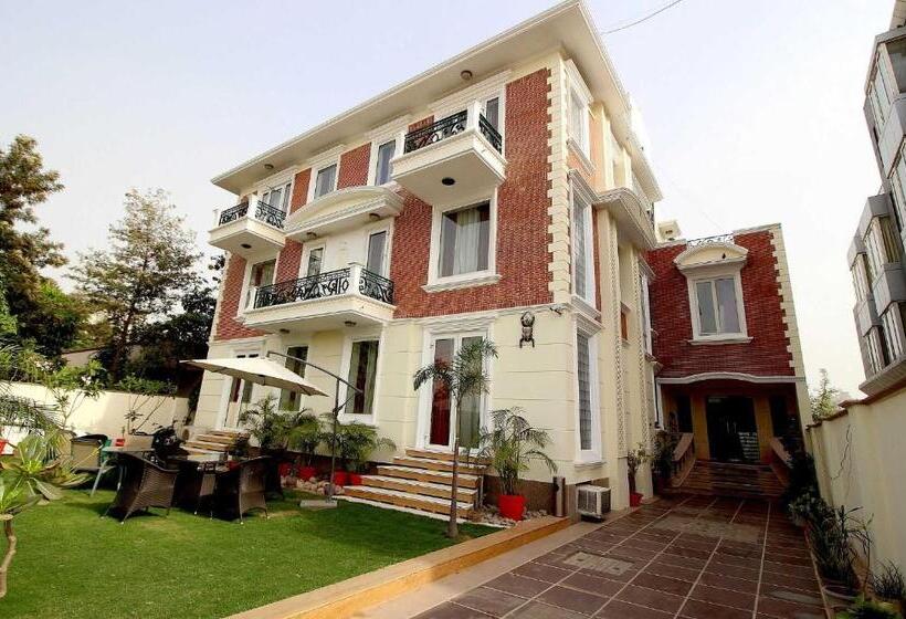 Collection O 8704 Hotel Sakshi