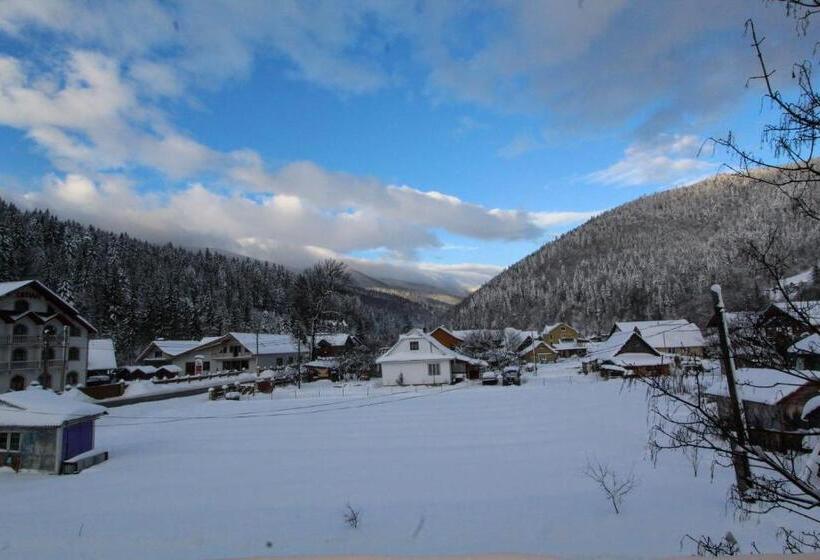 هاستل затишний готель едем