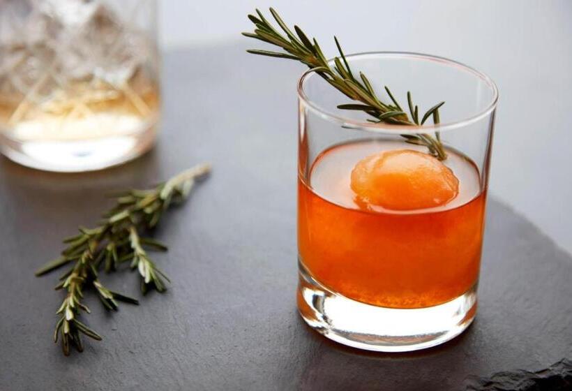 Отель Ithaca Marriott Downtown On The Commons