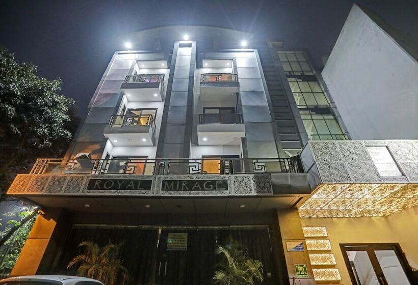 Отель Oyo Rooms Pitampura Rani Bagh