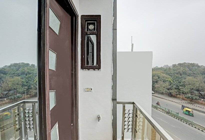 Отель Oyo Rooms Pitampura Rani Bagh