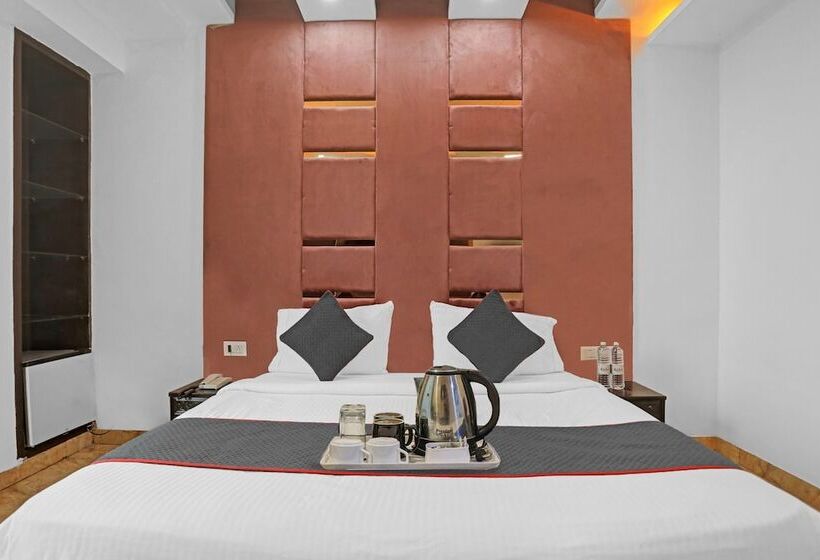Отель Oyo Rooms Pitampura Rani Bagh