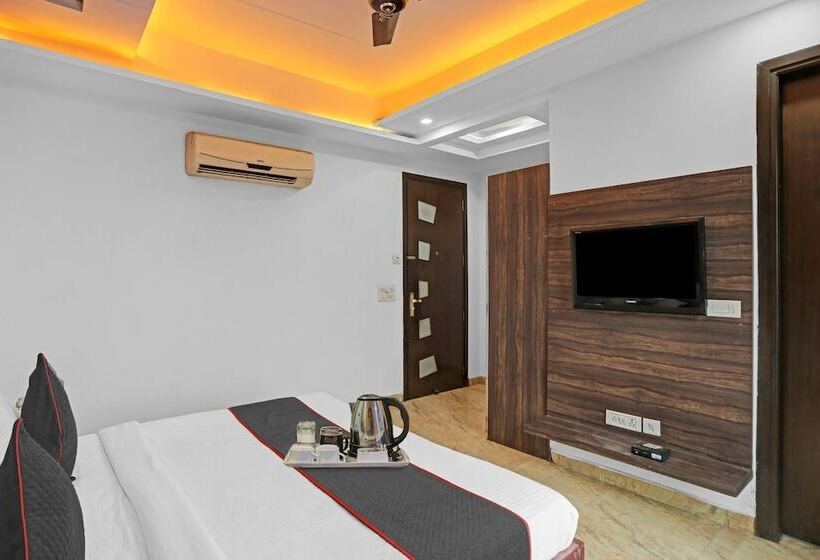 Отель Oyo Rooms Pitampura Rani Bagh