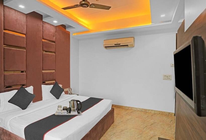 Отель Oyo Rooms Pitampura Rani Bagh