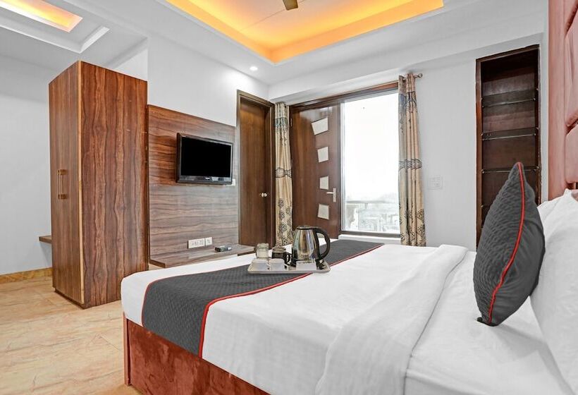 Отель Oyo Rooms Pitampura Rani Bagh