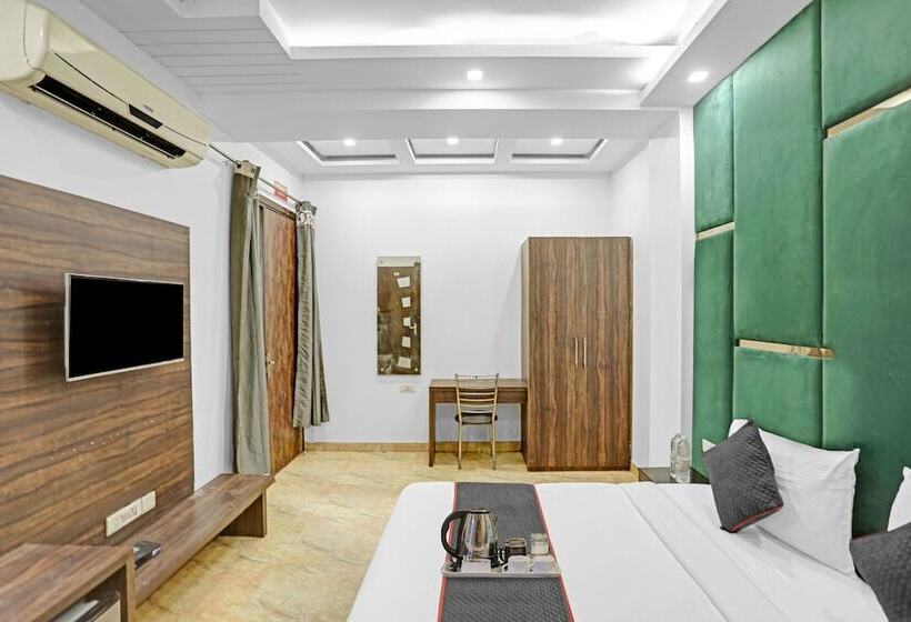 Отель Oyo Rooms Pitampura Rani Bagh