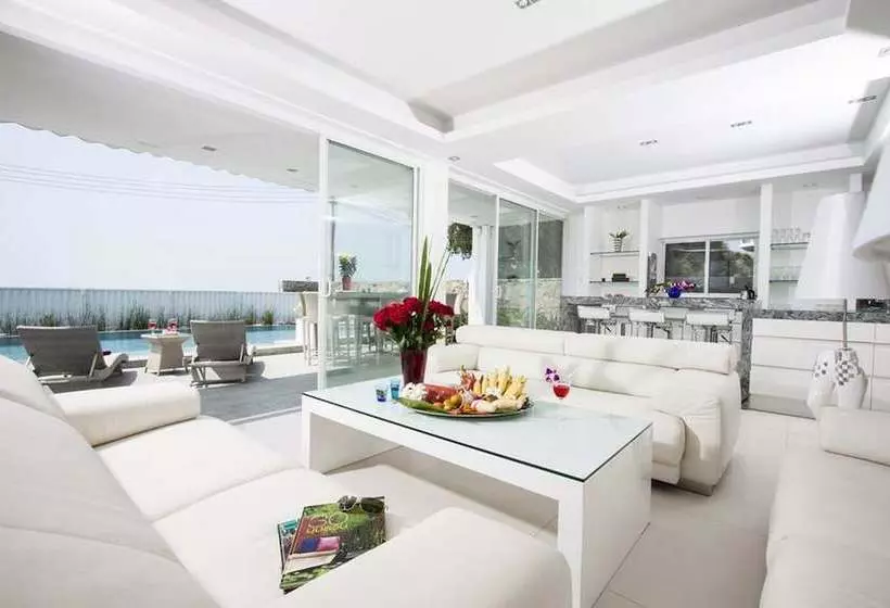 Villa 7th Heaven Beach Front