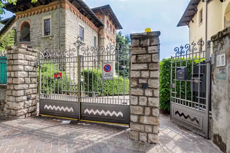 تختخواب و صبحانه Rame Suites