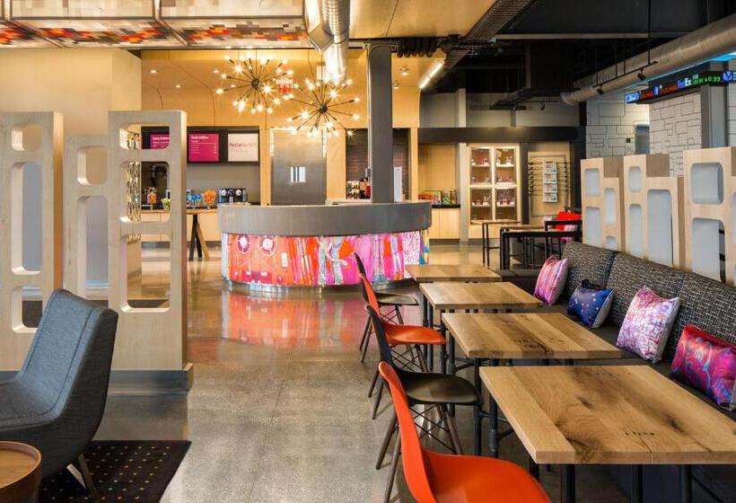 ホテル Aloft Louisville East