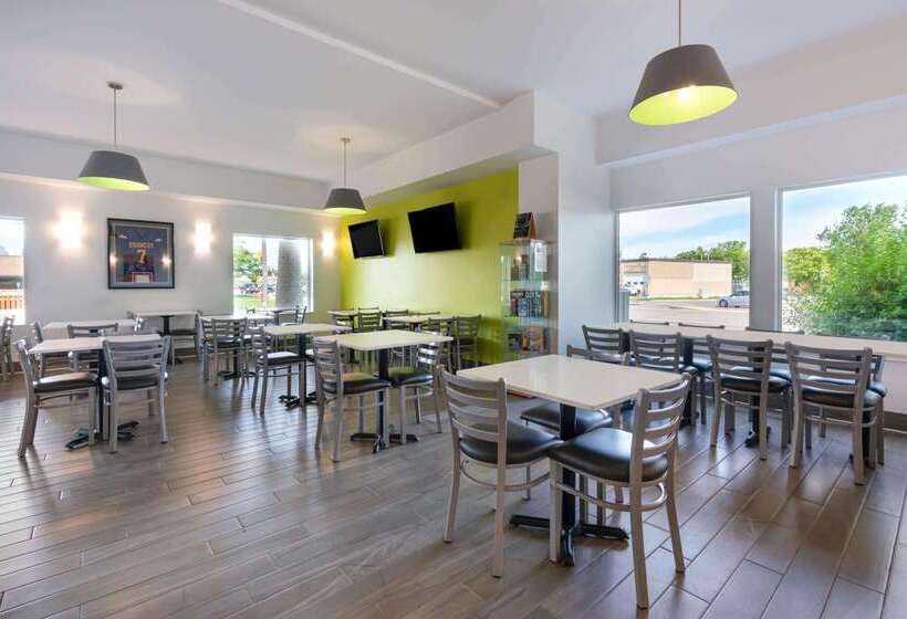هتل Super 8 By Wyndham Winnipeg West