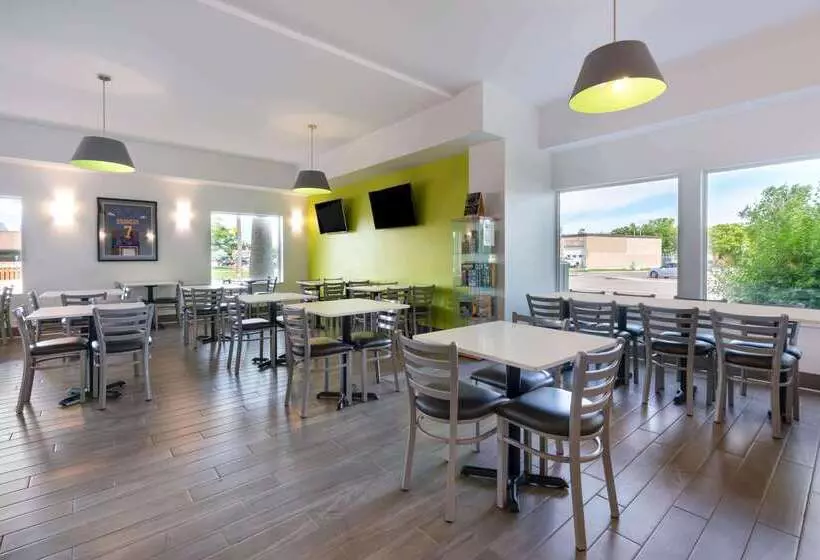 ホテル Super 8 By Wyndham Winnipeg West
