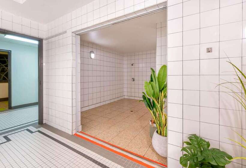 هتل Super 8 By Wyndham Winnipeg West