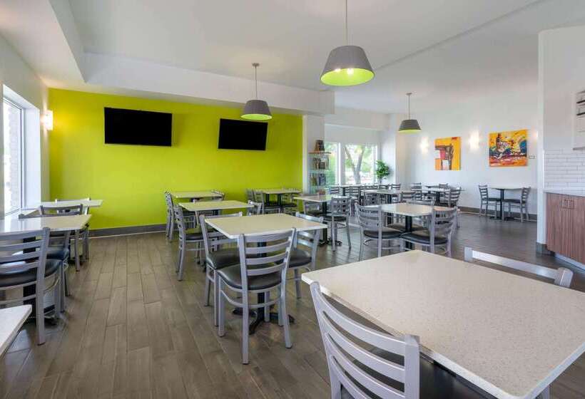 هتل Super 8 By Wyndham Winnipeg West