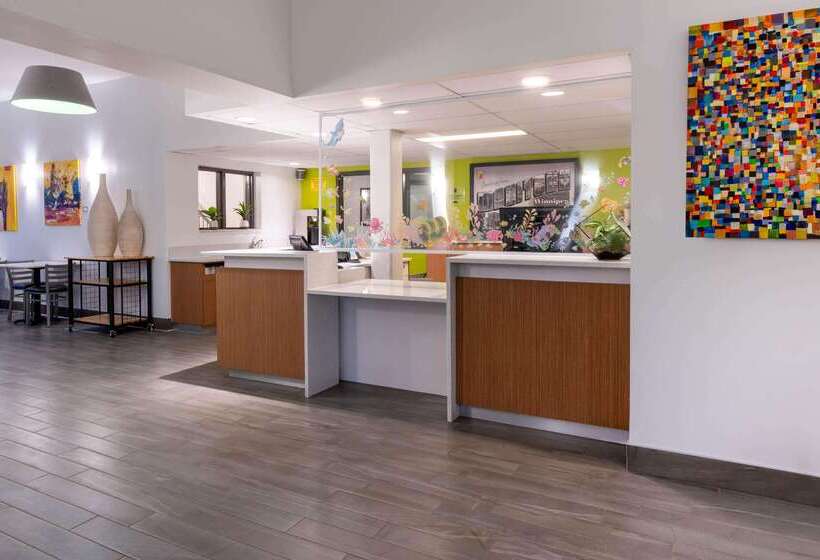 هتل Super 8 By Wyndham Winnipeg West