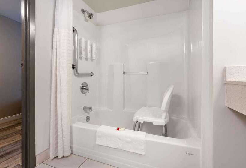 هتل Super 8 By Wyndham Winnipeg West