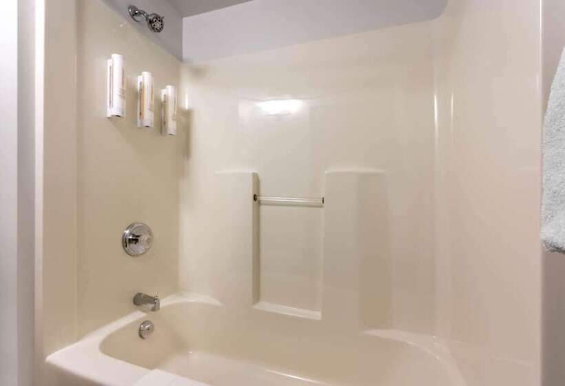 هتل Super 8 By Wyndham Winnipeg West