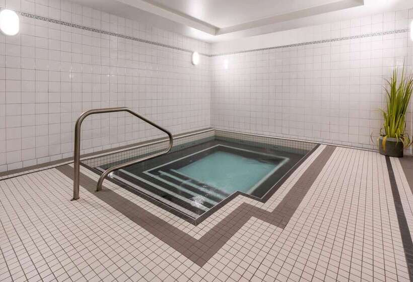 هتل Super 8 By Wyndham Winnipeg West