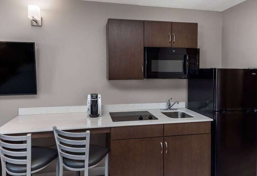 هتل Super 8 By Wyndham Winnipeg West