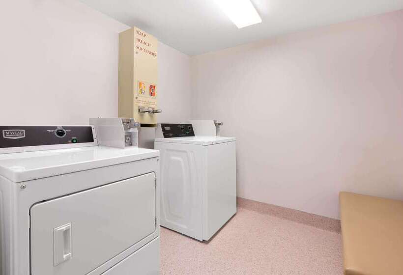 هتل Super 8 By Wyndham Winnipeg West